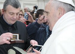 Вручение запонок Папе Римскому Франциску Игорем Лобортасом