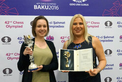 Официальная передача женского шахматного Оскара "Каисса" лучшей шахматистке 2015 года Марии Музычук председателем Комиссии по женским шахматам FIDE Сьюзан Полгар 