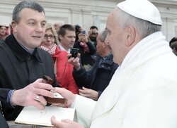 Вручение запонок Папе Римскому Франциску Игорем Лобортасом