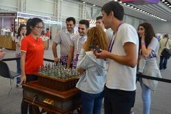 Чемпионка мира по шахматам Хоу Ифань и посетители выставки сыграли партию на уникальном шахматном наборе «Боспорские походы».
