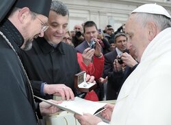 Вручение запонок Папе Римскому Франциску